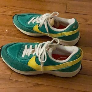 Nike Womens debut waffle sneakers